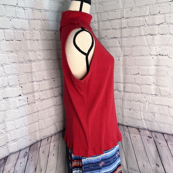 Extra Touch - Red sleeveless Turtleneck - Picture 6 of 8